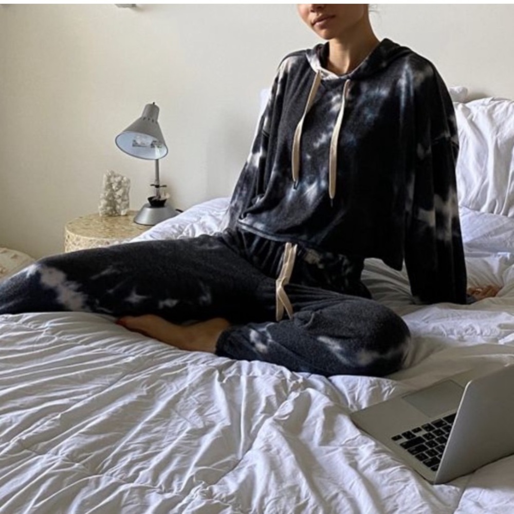 NWT {Urban Outfitters | Out from Under} Jenny Tie-Dye Cropped Hoodie - Small